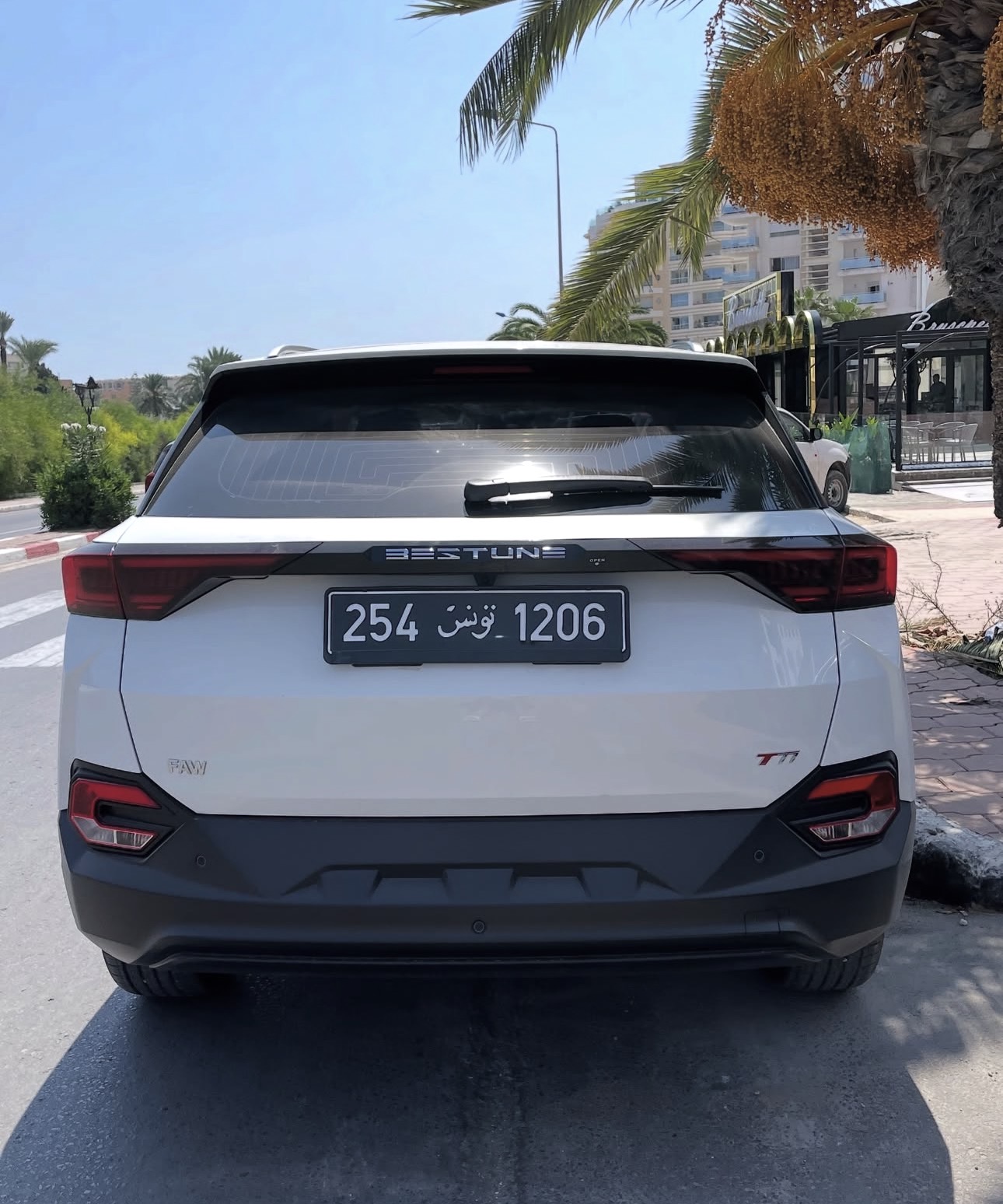 Bestune T77 White - photo 3